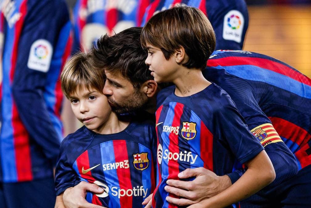 Piqué junto a sus hijos, Milán y Sasha. Piqué junto a sus hijos, Milán y Sasha.