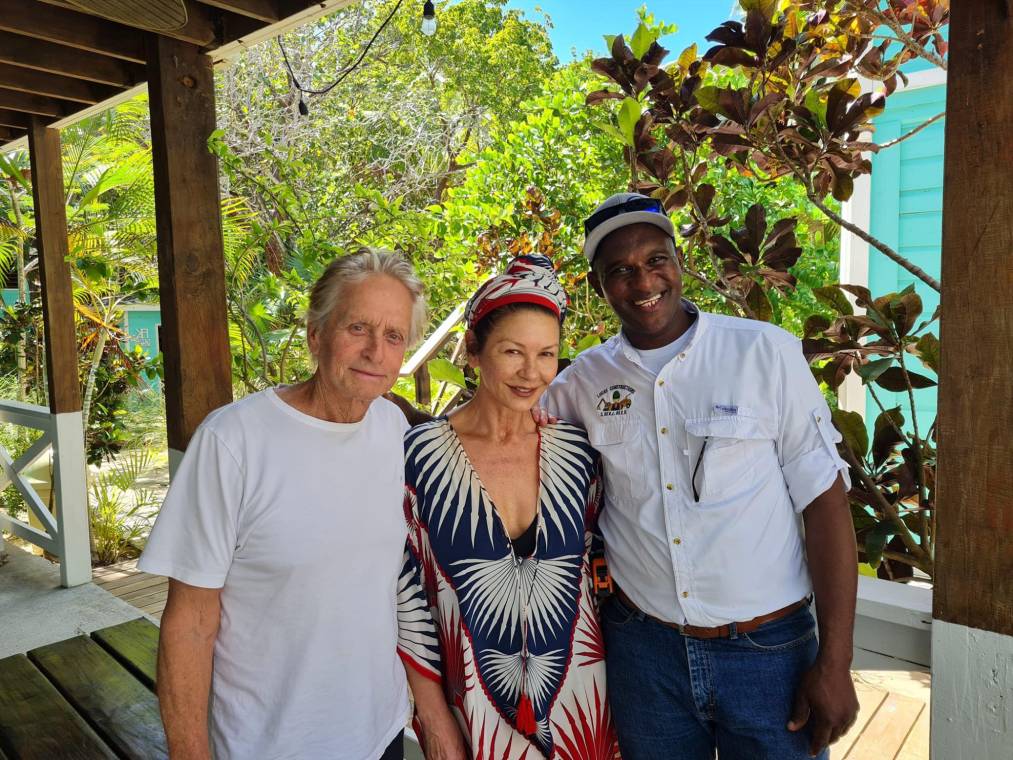 Catherine Zeta Jones y Michael Douglas visitan Islas de la Bahía en Honduras