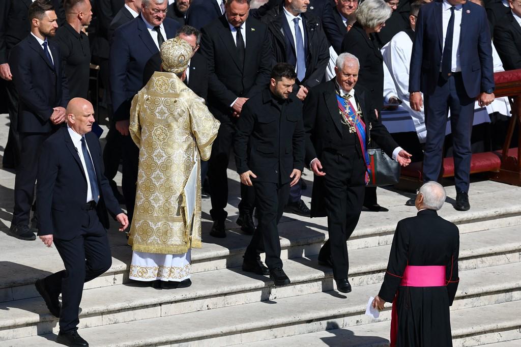 El presidente de Ucrania, Volodymyr Zelensky, quien conoció al Papa tres veces, también estuvo presente, enviando un mensaje de unidad espiritual en medio de los difíciles tiempos que atraviesa su nación.