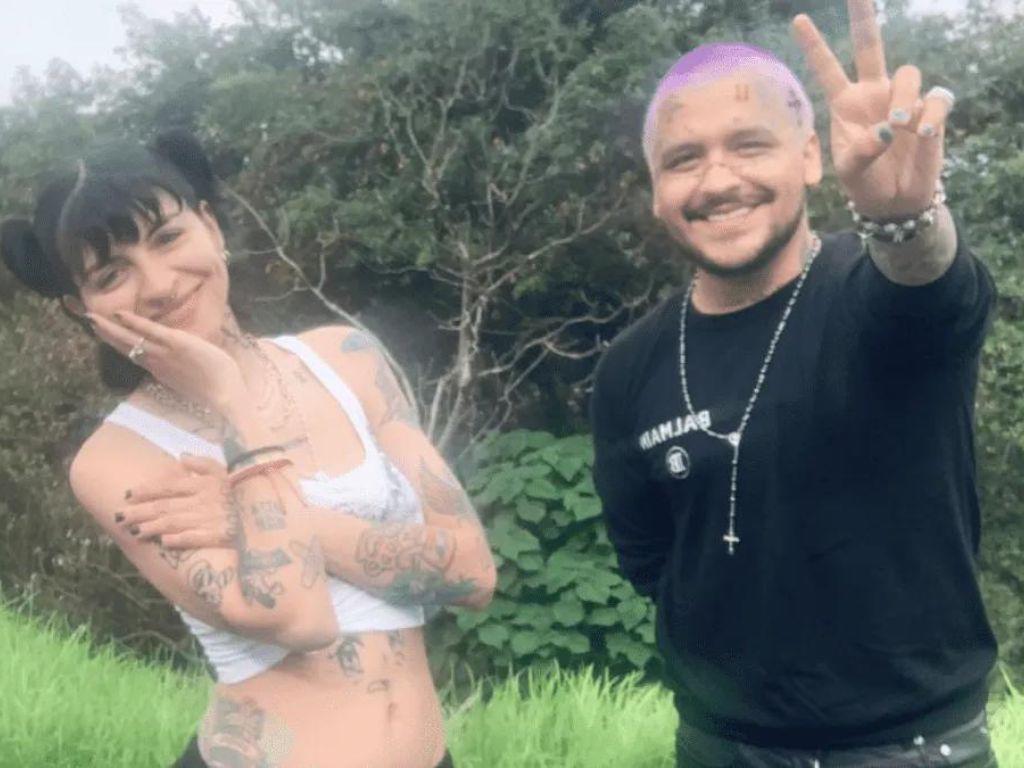 Posando felizmente para las cámaras. Posando felizmente para las cámaras.