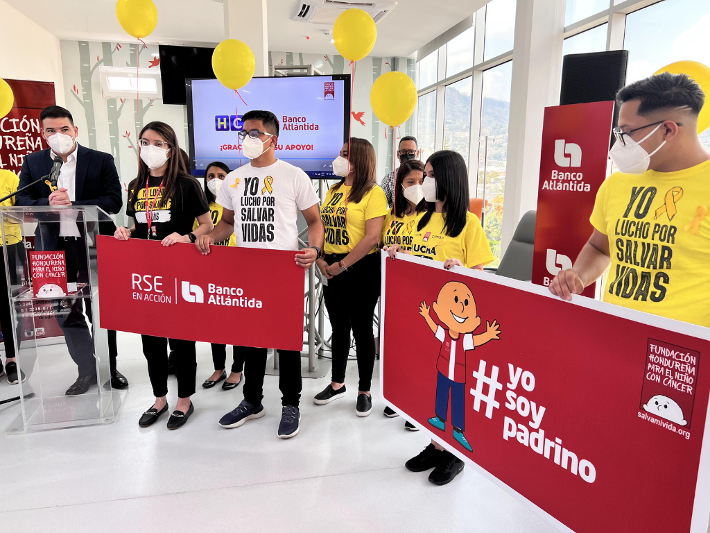 Banco Atlántida entrega donativo a la Fundación Hondureña para el Niño con Cáncer