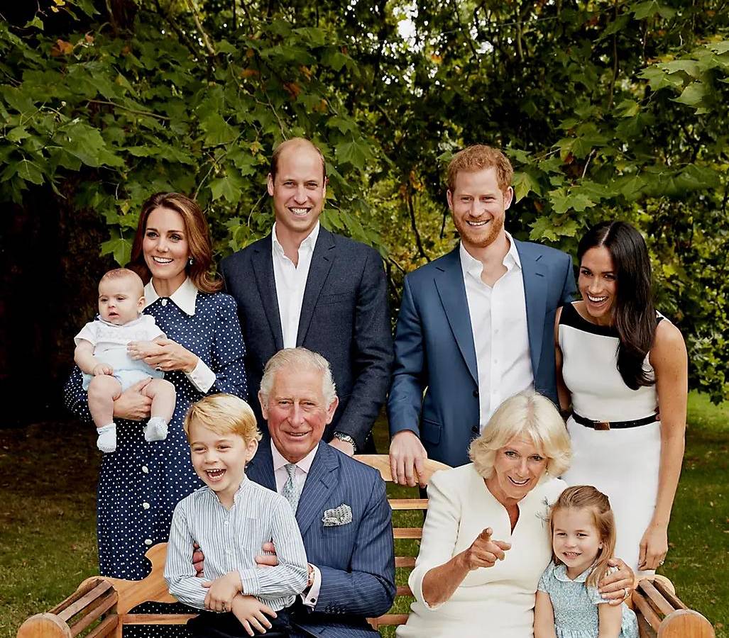 La familia “moderna” de Carlos y Camila; lista para la coronación La familia “moderna” de Carlos y Camila; lista para la coronación