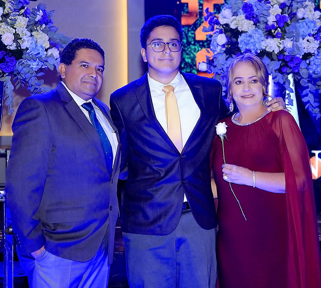 Carlos Paredes, Carlos Molina Paredes y Aracely Paredes.
