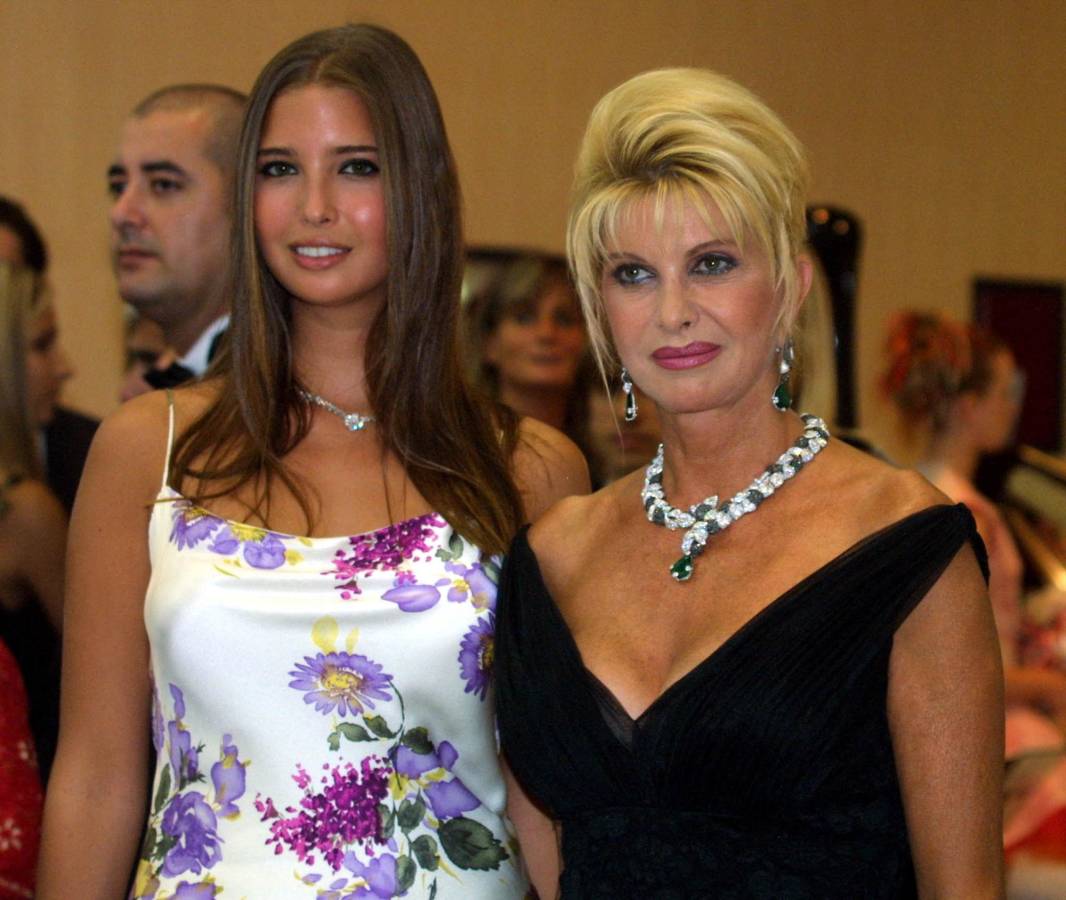 En esta foto de 2001 Ivana Trump aparece con su hija Ivanka en el tradicional Baile de la Cuz Roja en Mónaco En esta foto de 2001 Ivana Trump aparece con su hija Ivanka en el tradicional Baile de la Cuz Roja en Mónaco