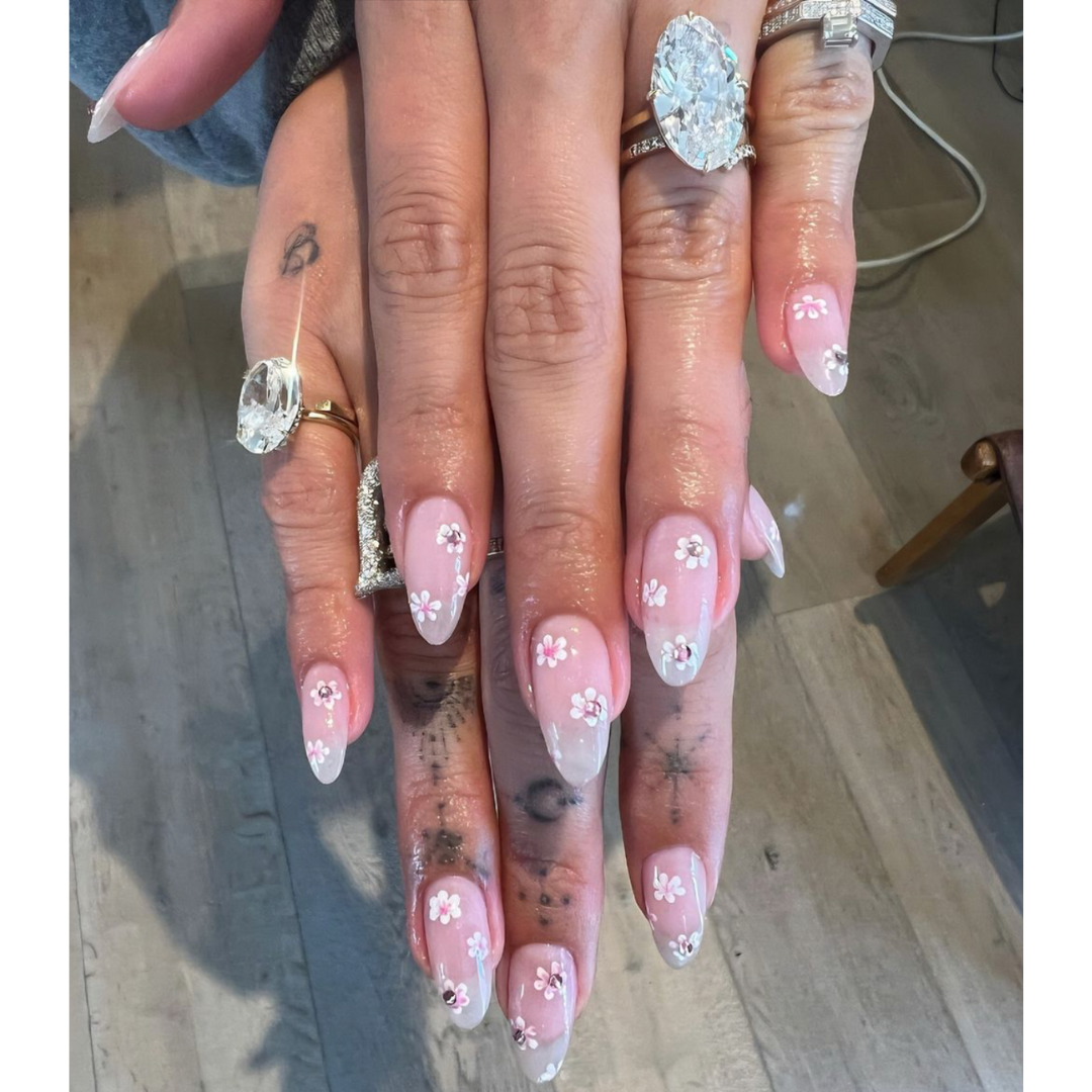A través de sus redes sociales, @nailsbyzola, la manicurista de Hailey compartió la imagen donde se puede apreciar el deslumbrante anillo. A través de sus redes sociales, @nailsbyzola, la manicurista de Hailey compartió la imagen donde se puede apreciar el deslumbrante anillo.
