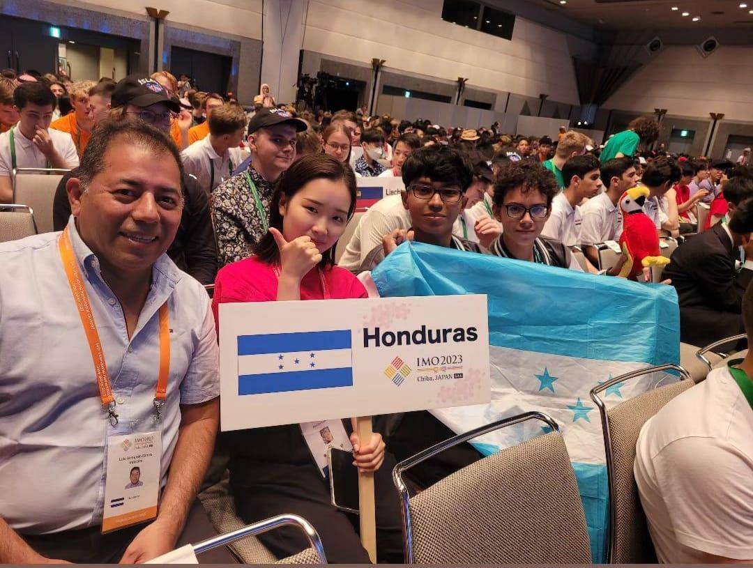 Omar Suazo en su participación en la Olimpiada Mundial de Matemáticas, que se llevó a cabo en Japón.