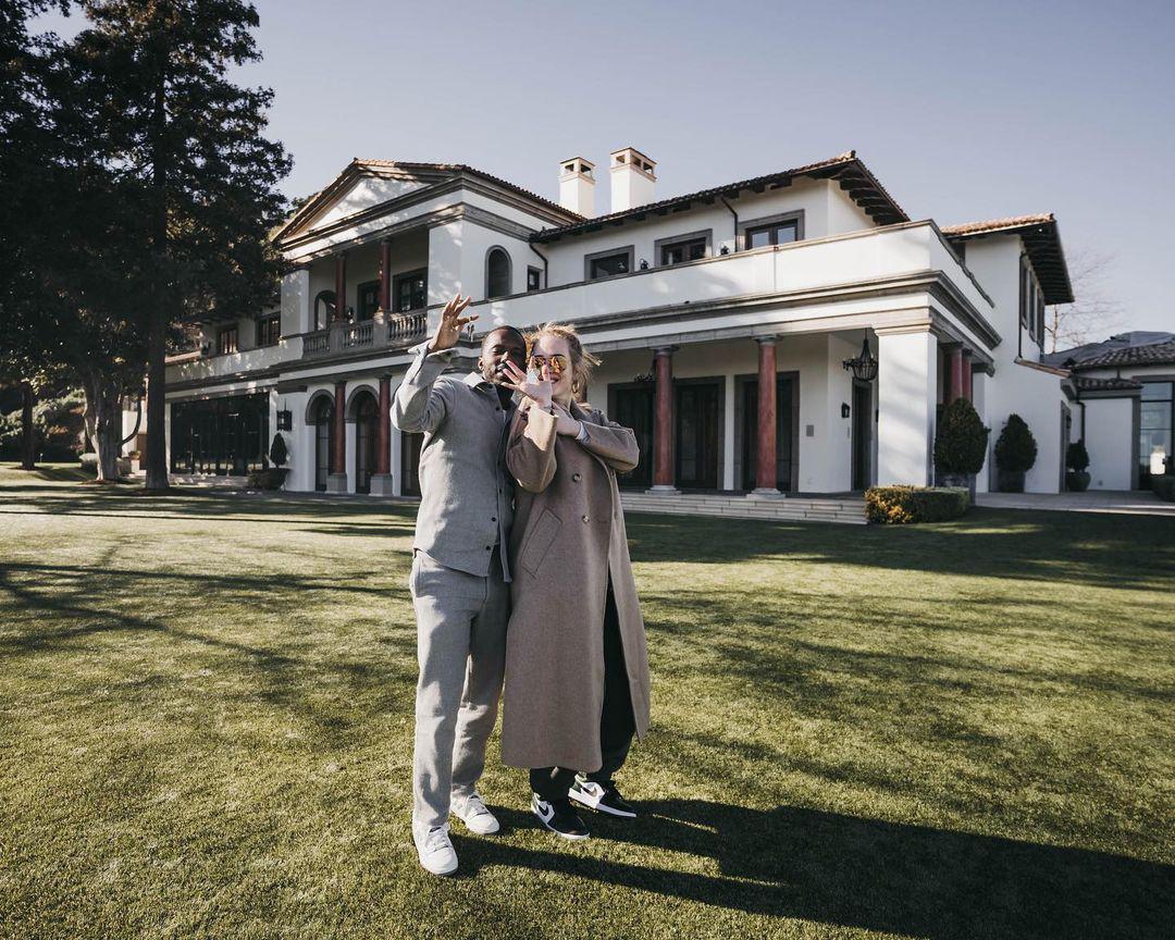 La pareja con su casa. La pareja con su casa.
