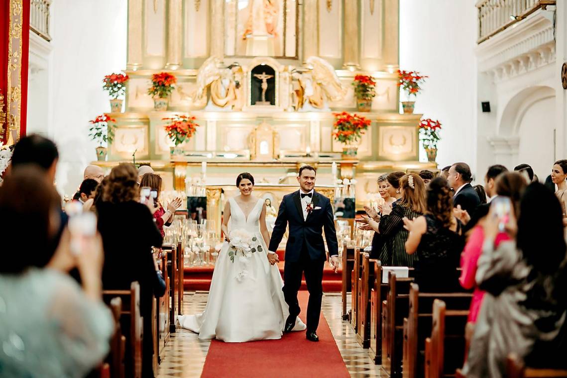 En la iglesia Escuela de Cristo en Antigua Guatemala, Juan Manuel Bran Solares y María Renee Lopez Donis unieron sus vidas en sagrado matrimonio. La ceremonia fue auspiciada por el sacedorte José Francisco Gasteazoro y contó con la presencia de familiares, amigos e invitados especiales. Mira aquí todas las fotografías del evento