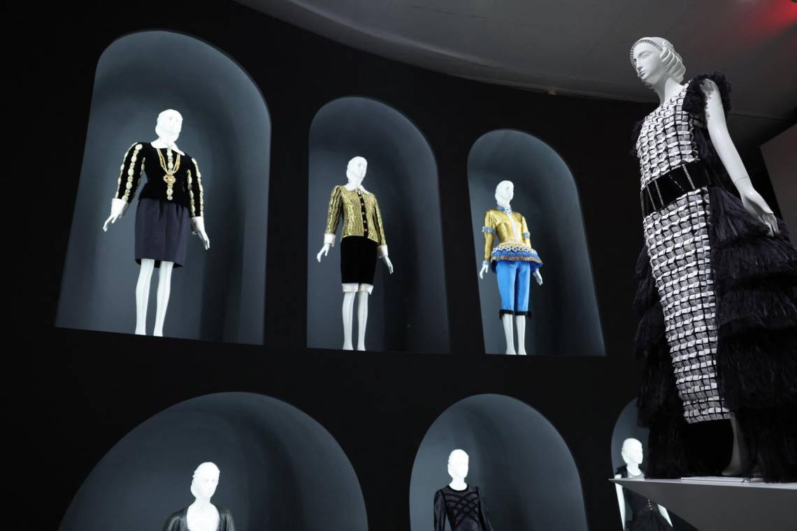 El Museo Metropolitano de Arte de Nueva York (MET) inauguró hoy oficialmente su gran exposición anual de moda con una retrospectiva de la carrera del icónico diseñador alemán. La exhibición, que incluye más de 200 piezas del inolvidable creativo, se denomina Karl Lagerfeld: A line of Beauty