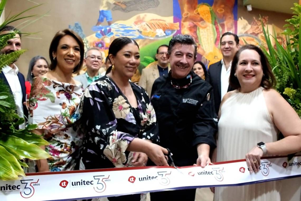 Rosalpina Rodríguez, Carmen Paz, Daniel O’ Connor y Ana Laffite hacen el corte inaugural de 9 Patrias