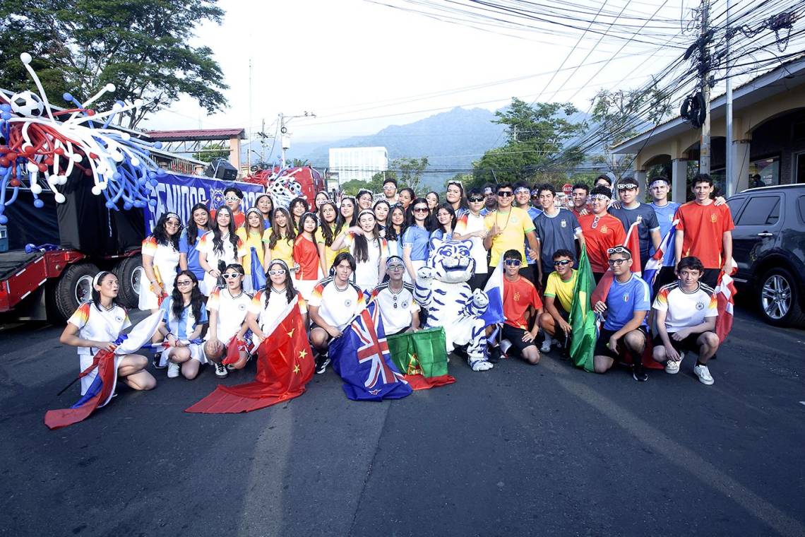 La <b>Senior Entrance</b> de la promoción 2026 de la <b>Episcopal El Buen Pastor School</b> marcó el inicio de la etapa final para sus 46 estudiantes. Bajo el lema <b>“More than memories”</b>, la jornada se vivió con emoción y orgullo, en una caravana llena de color y alegría que partió desde la tercera calle, detrás del <b>Estadio Francisco Morazán</b>. Inspirados en el espíritu del <b>Mundial 2026</b>, el evento celebró la unión, la amistad y el comienzo de una etapa inolvidable. La <b>Senior Entrance</b> de la promoción 2026 de la <b>Episcopal El Buen Pastor School</b> marcó el inicio de la etapa final para sus 46 estudiantes. Bajo el lema <b>“More than memories”</b>, la jornada se vivió con emoción y orgullo, en una caravana llena de color y alegría que partió desde la tercera calle, detrás del <b>Estadio Francisco Morazán</b>. Inspirados en el espíritu del <b>Mundial 2026</b>, el evento celebró la unión, la amistad y el comienzo de una etapa inolvidable.
