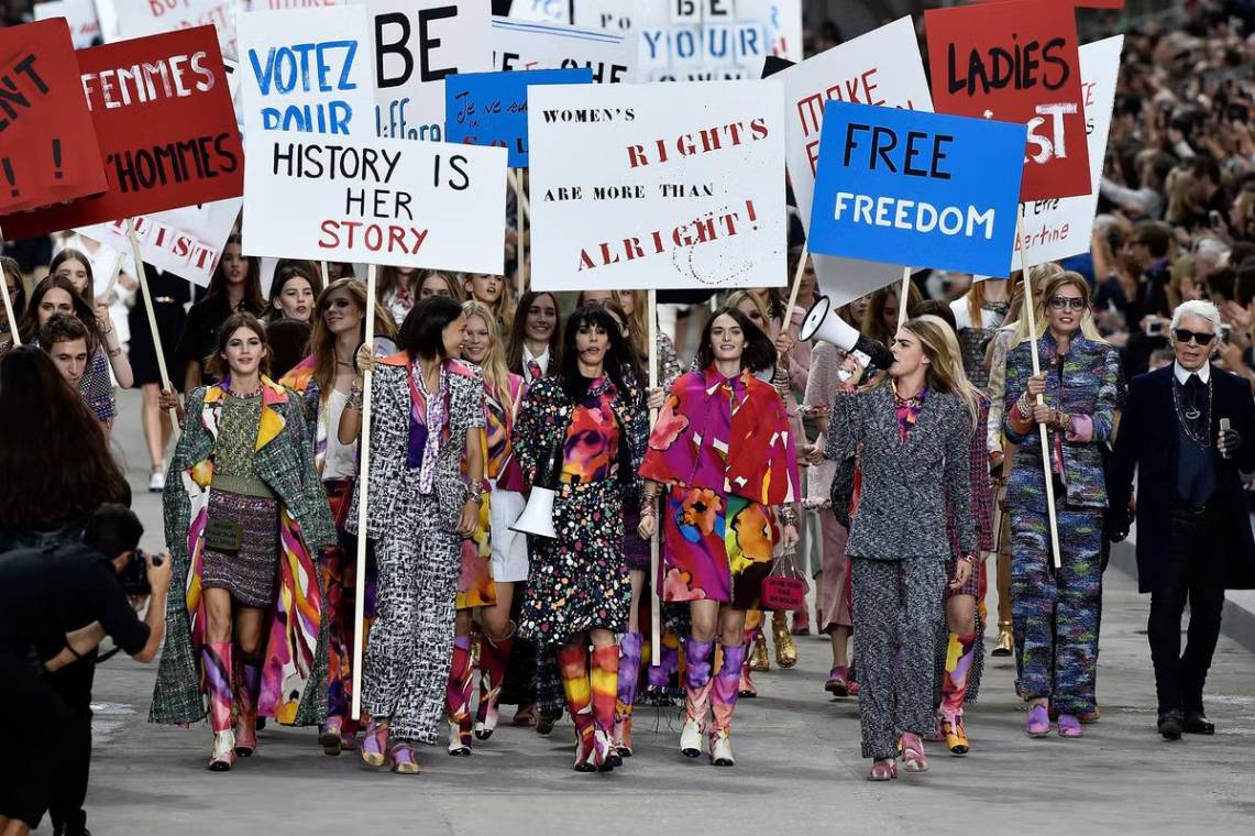 El 8 de marzo se conmemora la libertad de los derechos civiles, políticos y laborales de las mujeres; por supuesto, nada de esto pudo haber sido posible sin los movimientos feministas que se originaron desde épocas pasadas. Ahora, con el auge de la tecnología, las jóvenes y las adolescentes alzan su voz a través de las redes sociales para seguir con la lucha que garantice la protección y la igualdad de género en el mundo. Conozcamos cuáles son los nuevos movimientos digitales y en los países que surgieron.