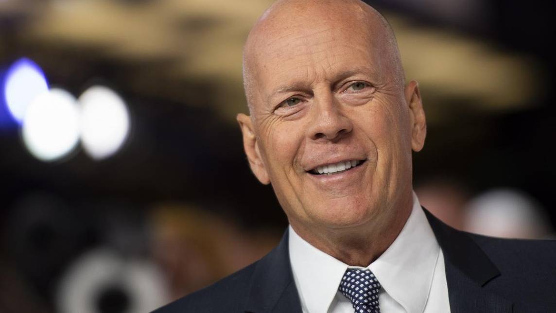 Bruce Willis enfrenta dificultades de comunicación, incapaz de leer ni escribir
