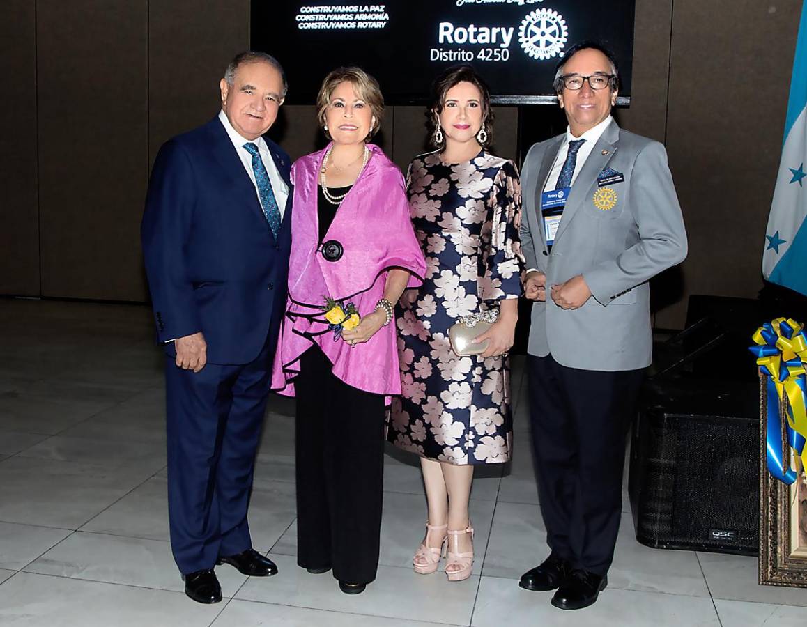 El homenajeado Alberto Diaz Lobo y su esposa Nena Marinaky con Lizeth y Victor Manuel Rodriguez. El homenajeado Alberto Diaz Lobo y su esposa Nena Marinaky con Lizeth y Victor Manuel Rodriguez.