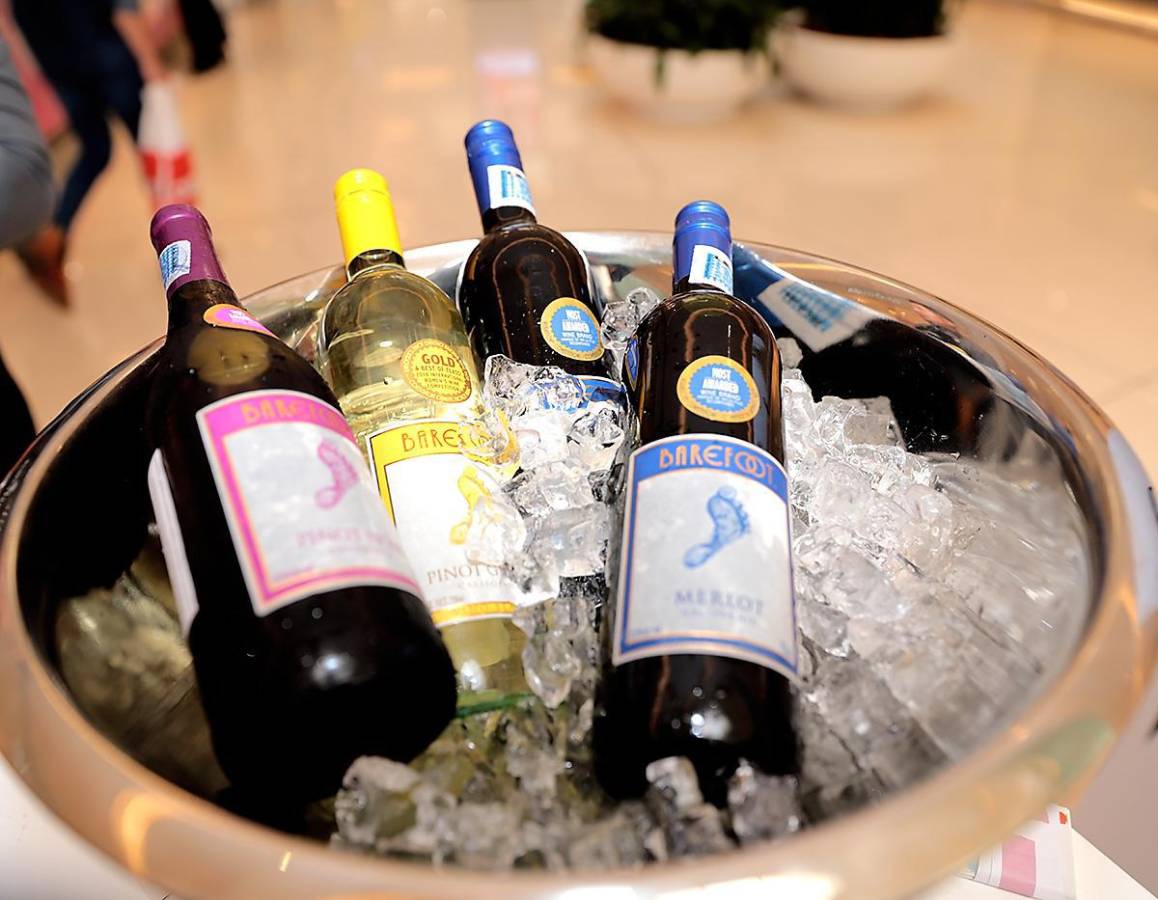 La marca de vinos Barefoot dijo presente a Sip & Paint, donde los participantes pudieron disfrutar de sus deliciosos tintos y blancos. La marca de vinos Barefoot dijo presente a Sip & Paint, donde los participantes pudieron disfrutar de sus deliciosos tintos y blancos.