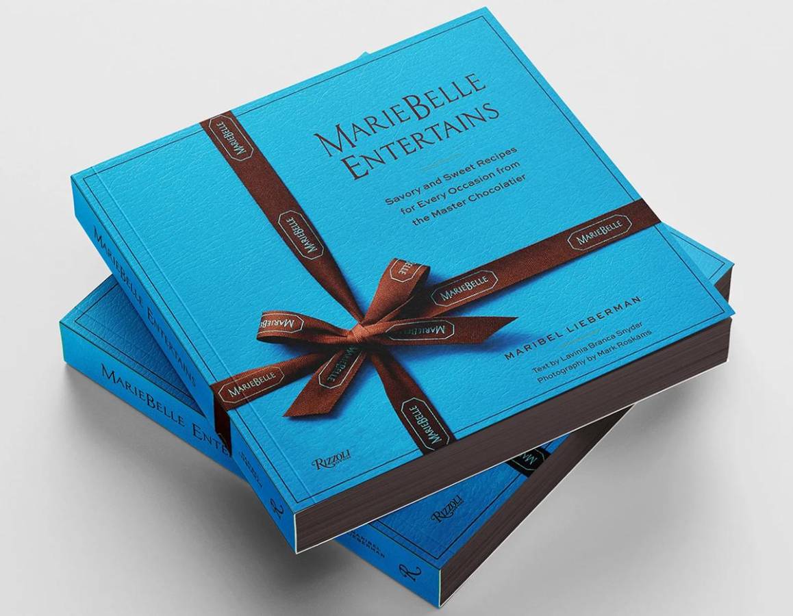 El libro de pasta dura, que emula una clásica caja de chocolates de MarieBelle, está disponible en Rizzoli y Amazon El libro de pasta dura, que emula una clásica caja de chocolates de MarieBelle, está disponible en Rizzoli y Amazon