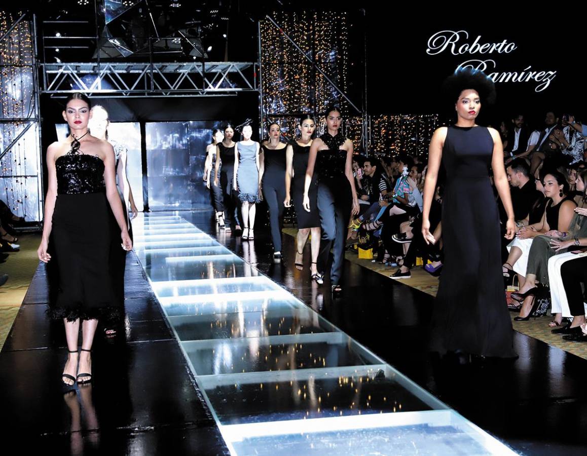La pasarela de Roberto Ramírez en total black para la primera edición de ESTILO Moda La pasarela de Roberto Ramírez en total black para la primera edición de ESTILO Moda