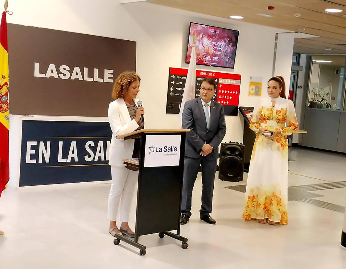 Elva Rodríguez, en representación de La Salle, inauguró la muestra pictórica Elva Rodríguez, en representación de La Salle, inauguró la muestra pictórica