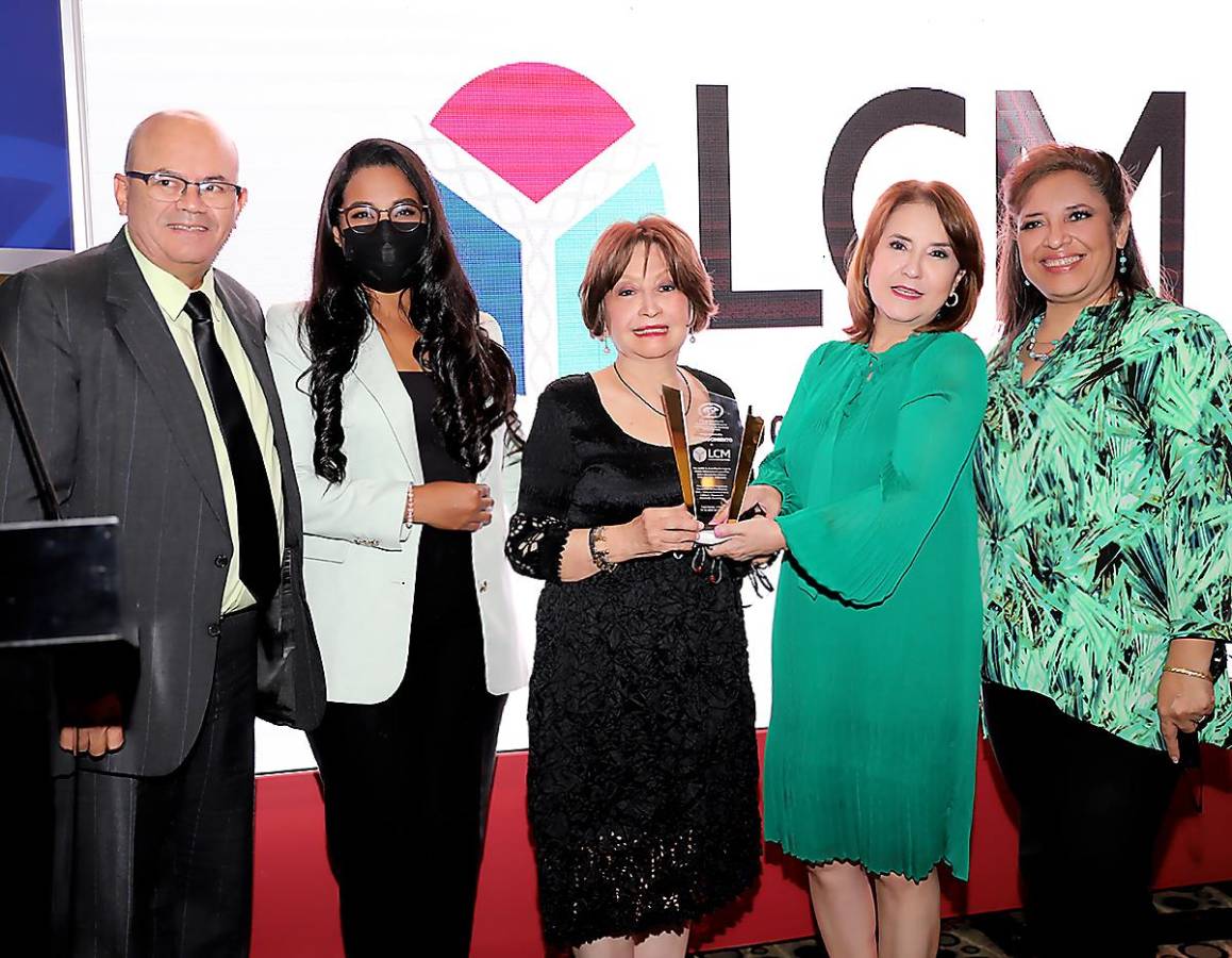Dr. Marcos Moncada, Dra. Sheyla Mejía, Dras Annabelle Ferrera, Ivette de Rivera y María Auxiliadora Valladares Dr. Marcos Moncada, Dra. Sheyla Mejía, Dras Annabelle Ferrera, Ivette de Rivera y María Auxiliadora Valladares