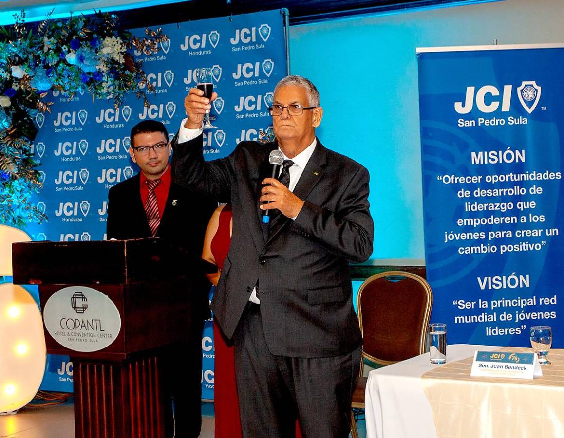 Juan Bendeck, al momento de ofrecer un brindis por el homenajeado Roger Valladares Juan Bendeck, al momento de ofrecer un brindis por el homenajeado Roger Valladares