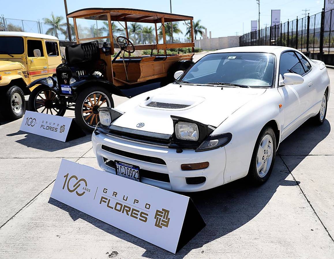 En el evento se exhibieron modelos de diferentes décadas, simbolizando el centenario de Grupo Flores En el evento se exhibieron modelos de diferentes décadas, simbolizando el centenario de Grupo Flores