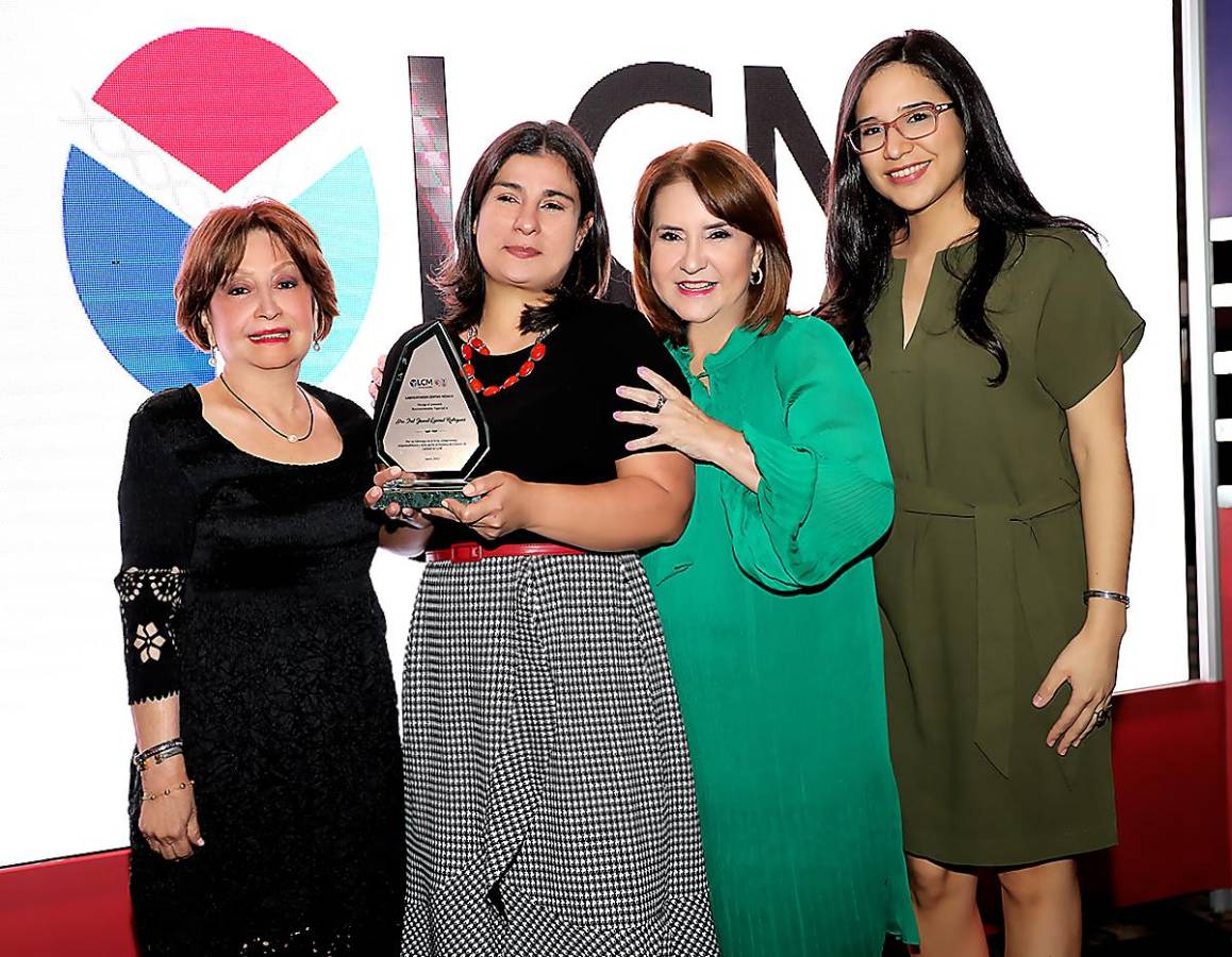 Dras. Annabelle Ferrera, Isel Epinal, Ivette de Rivera e Ing Denisse Girón Dras. Annabelle Ferrera, Isel Epinal, Ivette de Rivera e Ing Denisse Girón