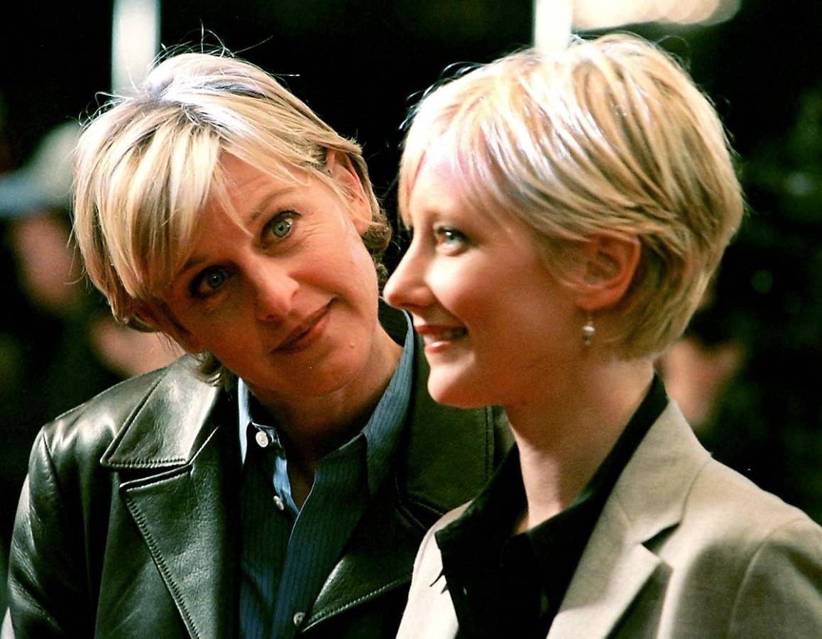 Foto de archivo de Anne Heche junto a Ellen Degeneres en el estreno de Sphere en Westwood, California (1998) Foto de archivo de Anne Heche junto a Ellen Degeneres en el estreno de Sphere en Westwood, California (1998)
