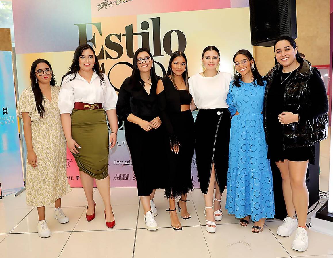 Gabriela Cáceres, Mireya Navarro, Karelia Rivera, Allyson Hernández, Vanessa Vallecillo, Miriam Torres y Nashua Azar Gabriela Cáceres, Mireya Navarro, Karelia Rivera, Allyson Hernández, Vanessa Vallecillo, Miriam Torres y Nashua Azar