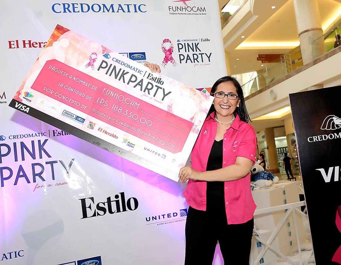 Munda recibiendo uno donativo de BAC y Estilo recaudado durante una edición de Pink Party Munda recibiendo uno donativo de BAC y Estilo recaudado durante una edición de Pink Party