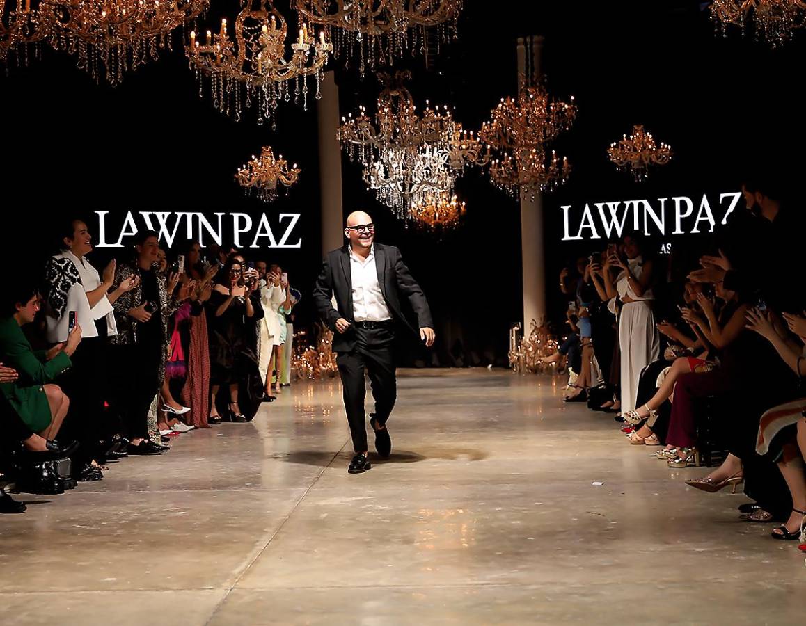 Lawin Paz saluda al final de su pasarela en la IX edición de BAC Estilo Moda, en la que presentó además su colección en colaboración con ACA JOE Lawin Paz saluda al final de su pasarela en la IX edición de BAC Estilo Moda, en la que presentó además su colección en colaboración con ACA JOE