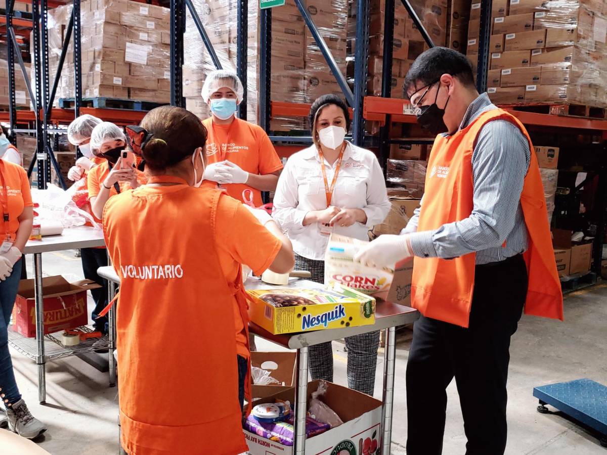 Banco Atlántida realiza jornadas de voluntariado corporativo en sucursales del banco de alimentos de Honduras