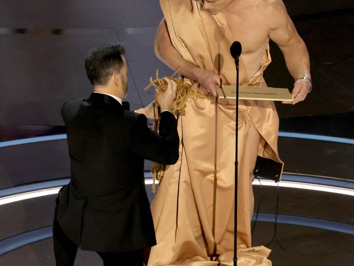 El anfitrión Jimmy Kimmel y John Cena minutos antes de entregar el Oscar a Mejor Vestuario, que recayó en <i>Poor Things</i> El anfitrión Jimmy Kimmel y John Cena minutos antes de entregar el Oscar a Mejor Vestuario, que recayó en <i>Poor Things</i>