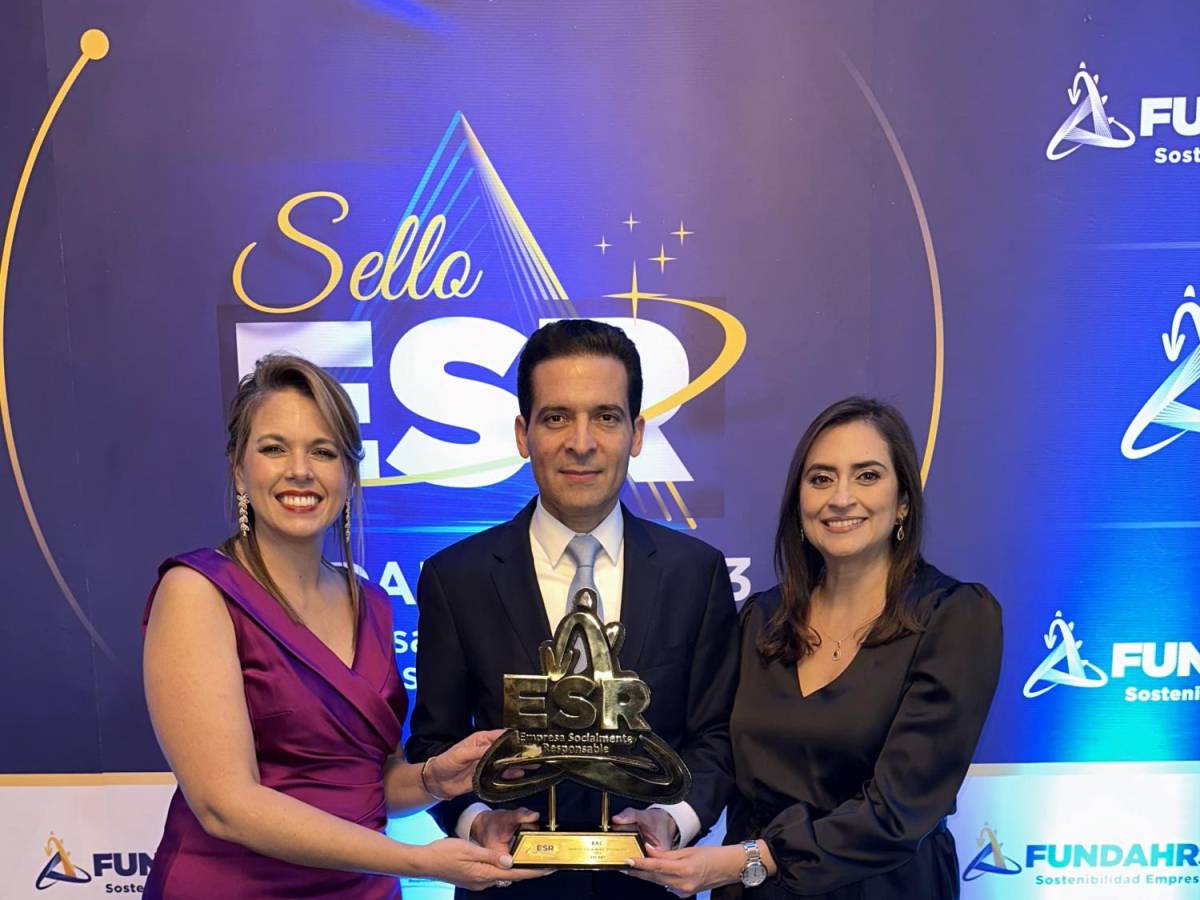 Fabiola Güell, vicepresidente de Experiencia al Cliente y Canales de Servicio, Carlos Handal, vicepresidente de Banca de Empresas y Regional Zona Norte, y Valeria Ríos, vicepresidente de Estrategia Comercial, Mercadeo y Sostenibilidad de BAC. Fabiola Güell, vicepresidente de Experiencia al Cliente y Canales de Servicio, Carlos Handal, vicepresidente de Banca de Empresas y Regional Zona Norte, y Valeria Ríos, vicepresidente de Estrategia Comercial, Mercadeo y Sostenibilidad de BAC.