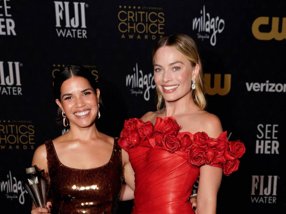 America Ferrera junto a Margot Robbie, quien presentó su premio con una increíble descripción