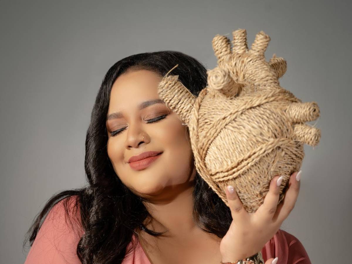 Kimberly Romero: La Voz Hondureña que Conquista Corazones Kimberly Romero: La Voz Hondureña que Conquista Corazones