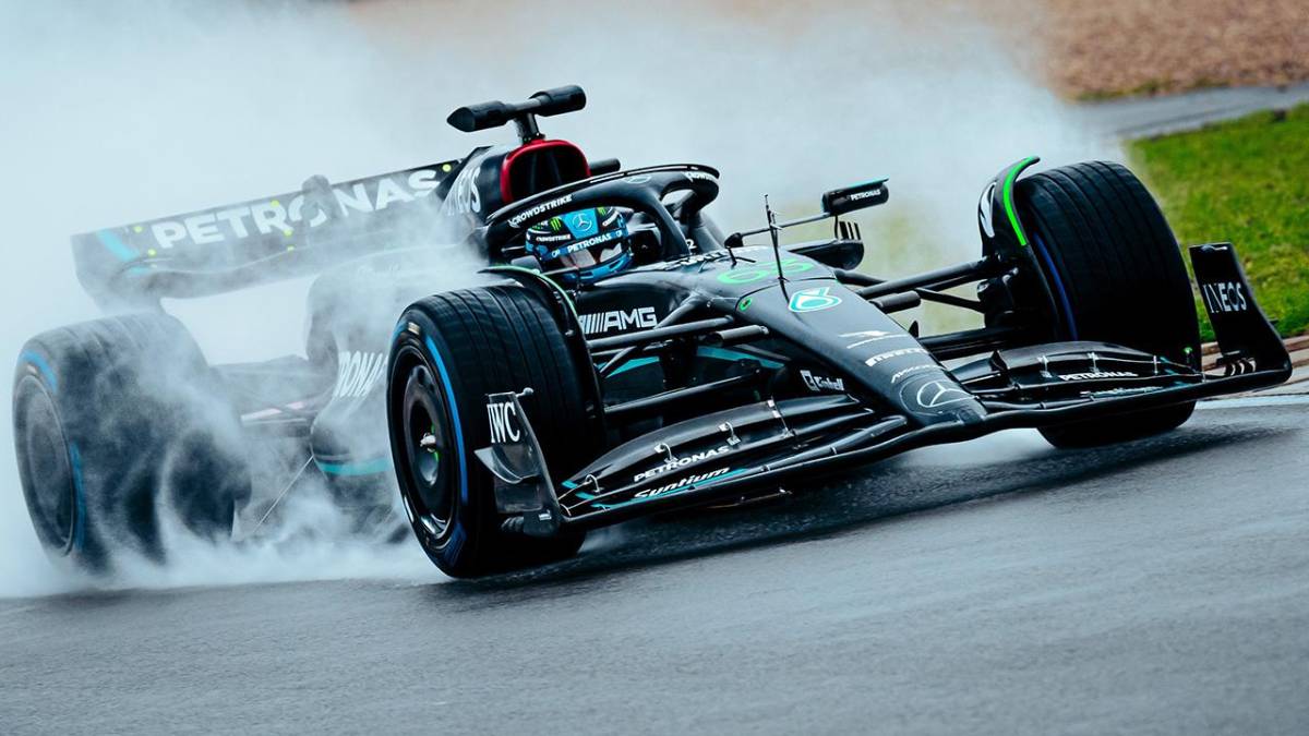 Lewis Hamilton corriendo en su auto de Fórmula 1. Lewis Hamilton corriendo en su auto de Fórmula 1.