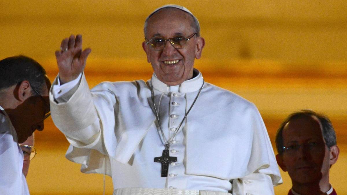 Millones de fieles en todo el mundo continúan enviando mensajes de apoyo y oraciones por su pronta recuperación. Millones de fieles en todo el mundo continúan enviando mensajes de apoyo y oraciones por su pronta recuperación.