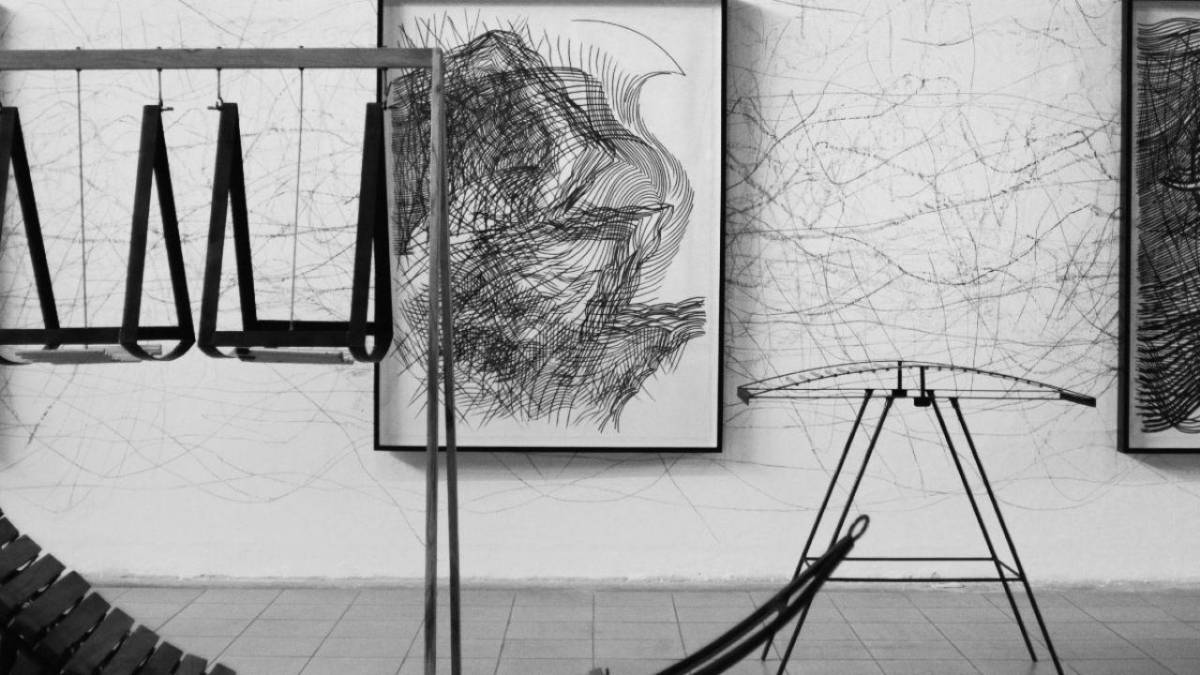 “Al igual que ocurre con Borges en <b>El libro de arena</b>, la obra de este artista visual constituye un homenaje al amor por la literatura, los libros, las bibliotecas y la idea misma del infinito, ese infinito que aparece encarnado en un libro cuyo contenido muta incesantemente, revelando un universo a la vez enigmático, tangible y fascinante”, dice Leonardo González, curador de la muestra “Al igual que ocurre con Borges en <b>El libro de arena</b>, la obra de este artista visual constituye un homenaje al amor por la literatura, los libros, las bibliotecas y la idea misma del infinito, ese infinito que aparece encarnado en un libro cuyo contenido muta incesantemente, revelando un universo a la vez enigmático, tangible y fascinante”, dice Leonardo González, curador de la muestra