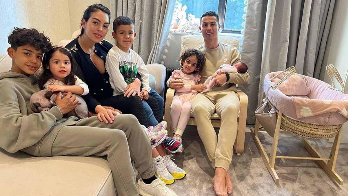 Georgina y Cristiano con sus hijos.