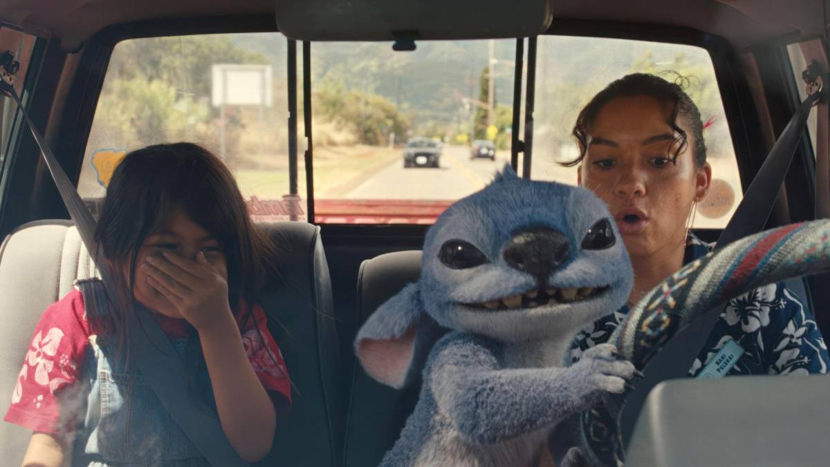 Maia Kealoha, Stitch (cuya voz la realiza el actor Chris Sanders) y Sydney Agudong en una escena de la película. © Walt Disney Studios Motion Pictures / Courtesy Everett Collection. Maia Kealoha, Stitch (cuya voz la realiza el actor Chris Sanders) y Sydney Agudong en una escena de la película. © Walt Disney Studios Motion Pictures / Courtesy Everett Collection.