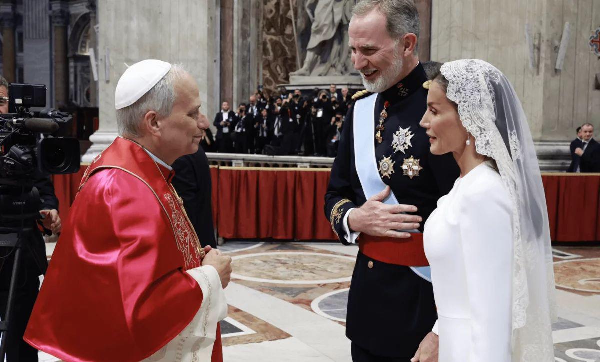Los reyes de España junto al papa León XIV. Los reyes de España junto al papa León XIV.