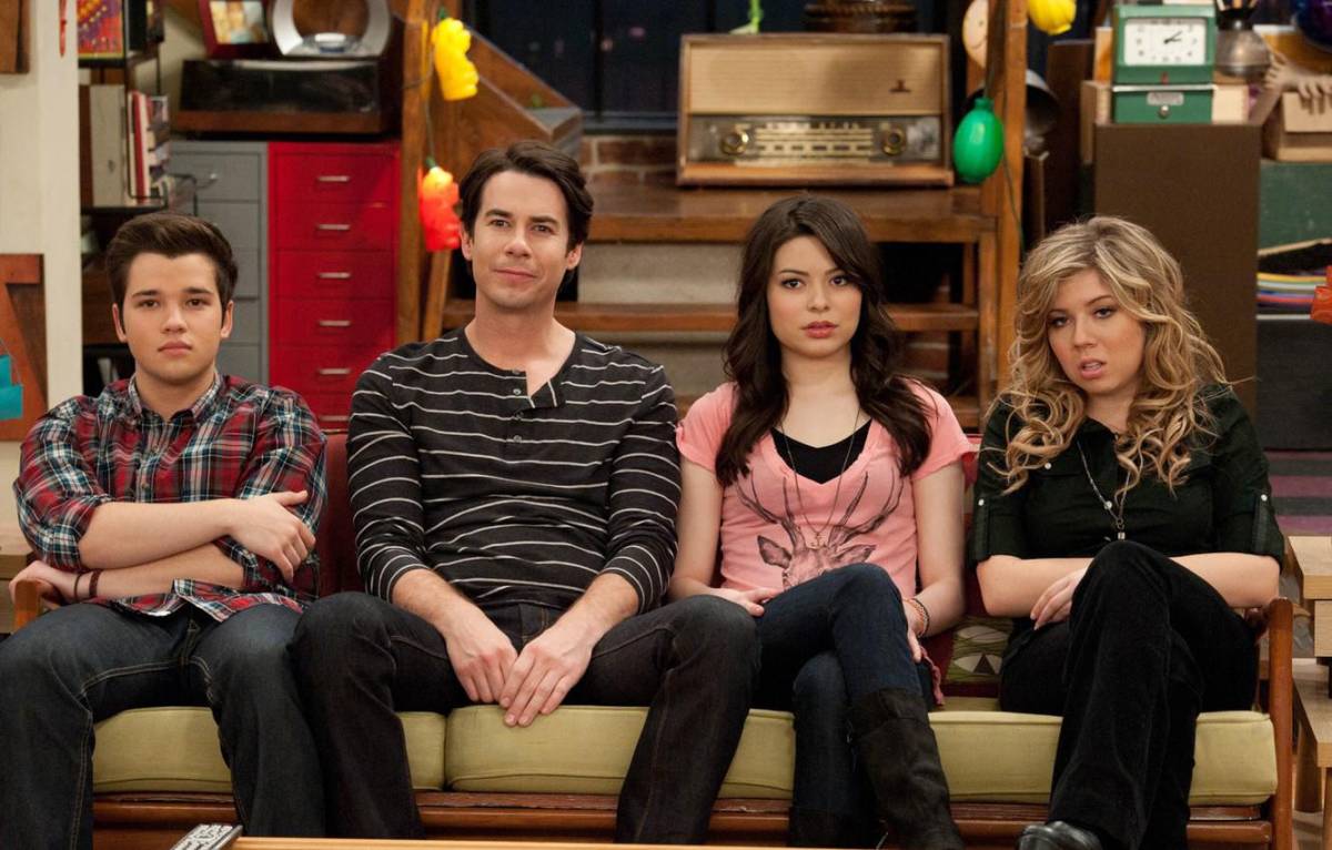 Freddie (Nathan Kress), Spencer (Jerry Trainer), Carly (Miranda Cosgrove) y Sam (Jennette McCurdy). Freddie (Nathan Kress), Spencer (Jerry Trainer), Carly (Miranda Cosgrove) y Sam (Jennette McCurdy).