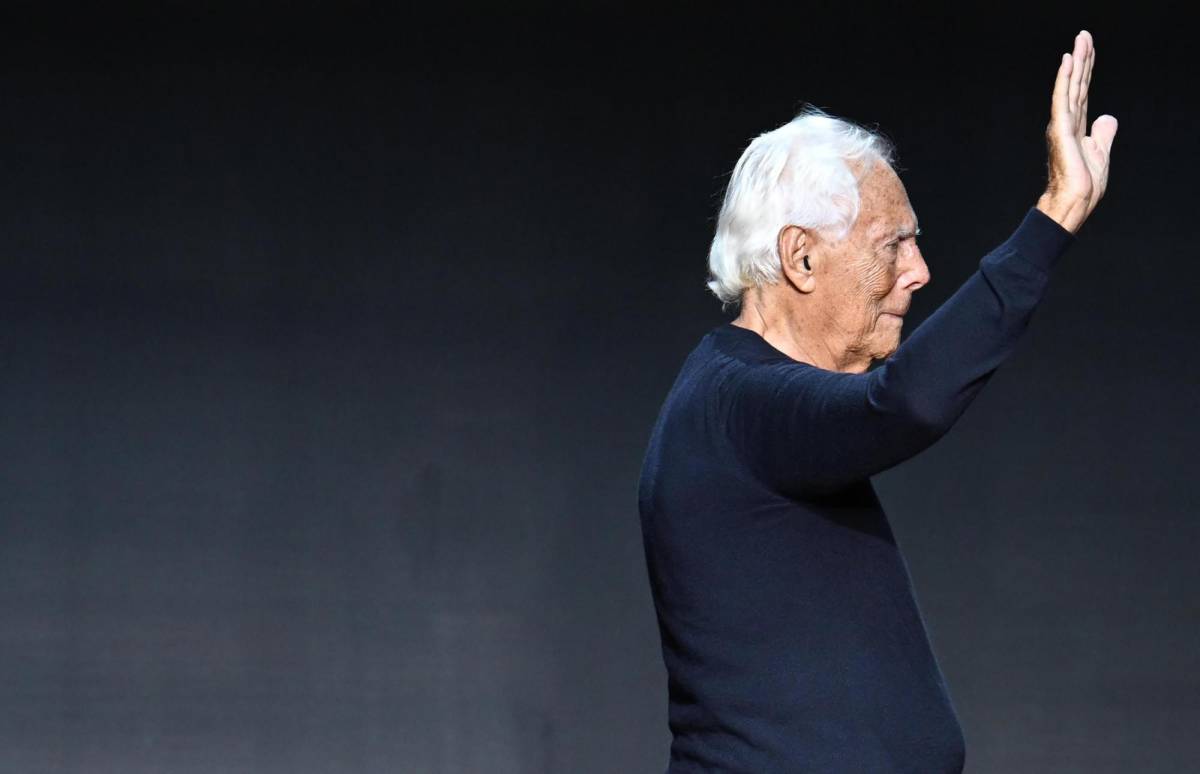 Giorgio Armani saluda a la audiencia durante la Semana de la Moda de Milán en septiembre de 2023 EFE/EPA/DANIEL DAL ZENNARO Giorgio Armani saluda a la audiencia durante la Semana de la Moda de Milán en septiembre de 2023 EFE/EPA/DANIEL DAL ZENNARO