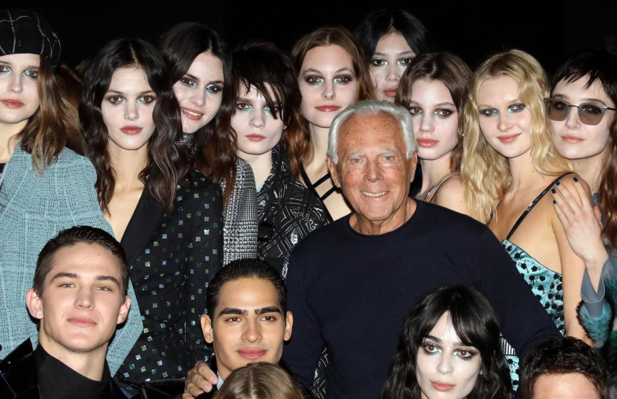 El diseñador italiano Giorgio Armani posa con modelos al final de su pasarela de Emporio Armani durante la Semana de la Moda de Milán en febrero de 2018 El diseñador italiano Giorgio Armani posa con modelos al final de su pasarela de Emporio Armani durante la Semana de la Moda de Milán en febrero de 2018