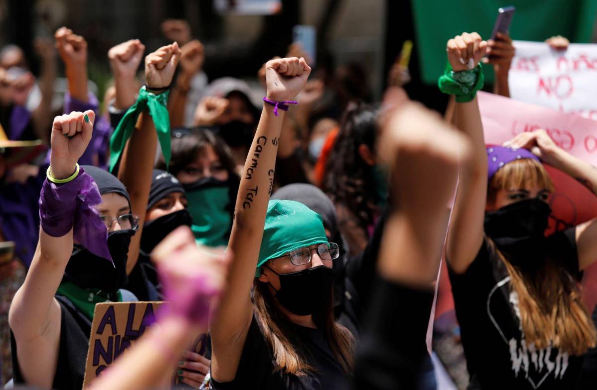 Un grupo de mujeres feministas se manifiestan en el centro de la ciudad de Guadalajara, México en 2020 Un grupo de mujeres feministas se manifiestan en el centro de la ciudad de Guadalajara, México en 2020