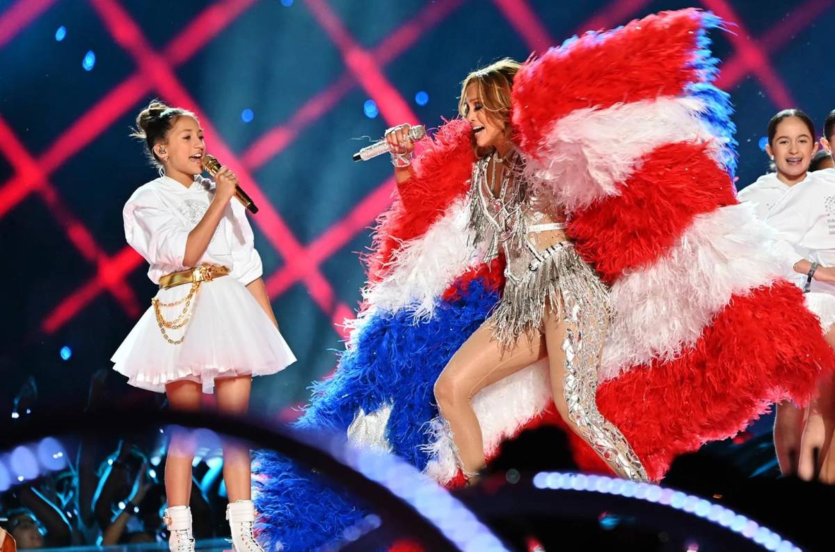 Emme, la hija de Jennifer, la acompañó en el escenario. Emme, la hija de Jennifer, la acompañó en el escenario.
