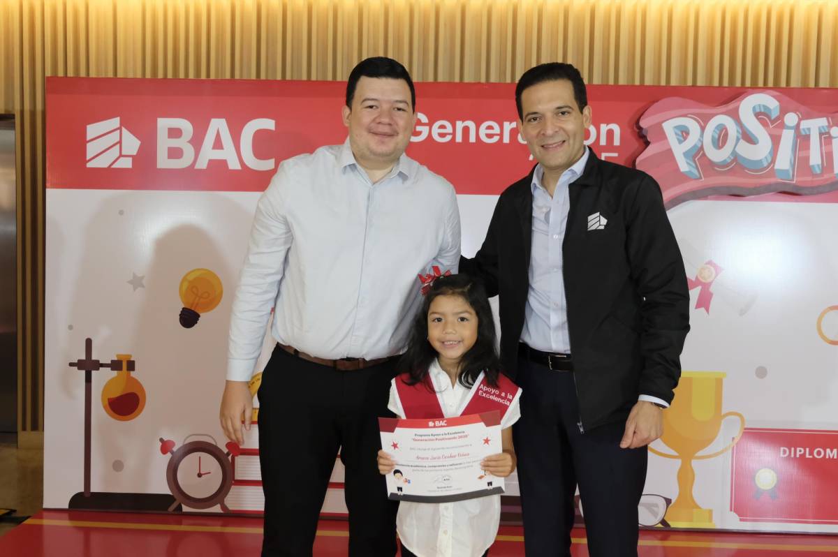 Presidente Ejecutivo junto a beneficiados del programa Apoyo a la Excelencia. Presidente Ejecutivo junto a beneficiados del programa Apoyo a la Excelencia.