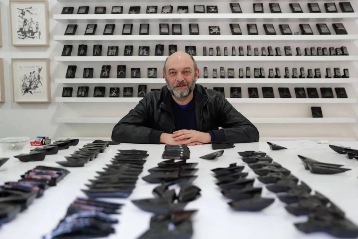 Carlos Amorales vive y trabaja en la Ciudad de México. Estudió en Ámsterdam en la Gerrit Rietveld Academie (1996–97) y en la Rijksakademie van beeldende kunsten Carlos Amorales vive y trabaja en la Ciudad de México. Estudió en Ámsterdam en la Gerrit Rietveld Academie (1996–97) y en la Rijksakademie van beeldende kunsten