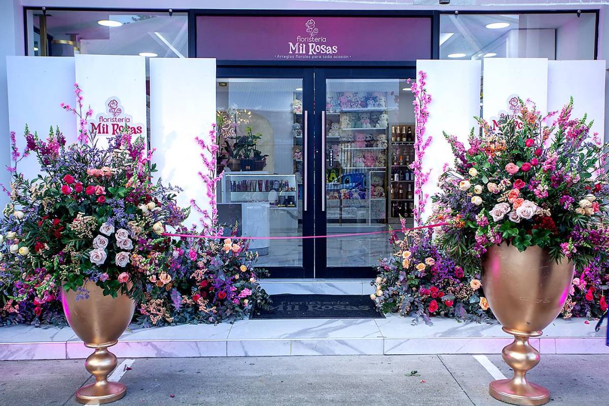 Cóctel inaugural de la Floristería Mil Rosas Cóctel inaugural de la Floristería Mil Rosas