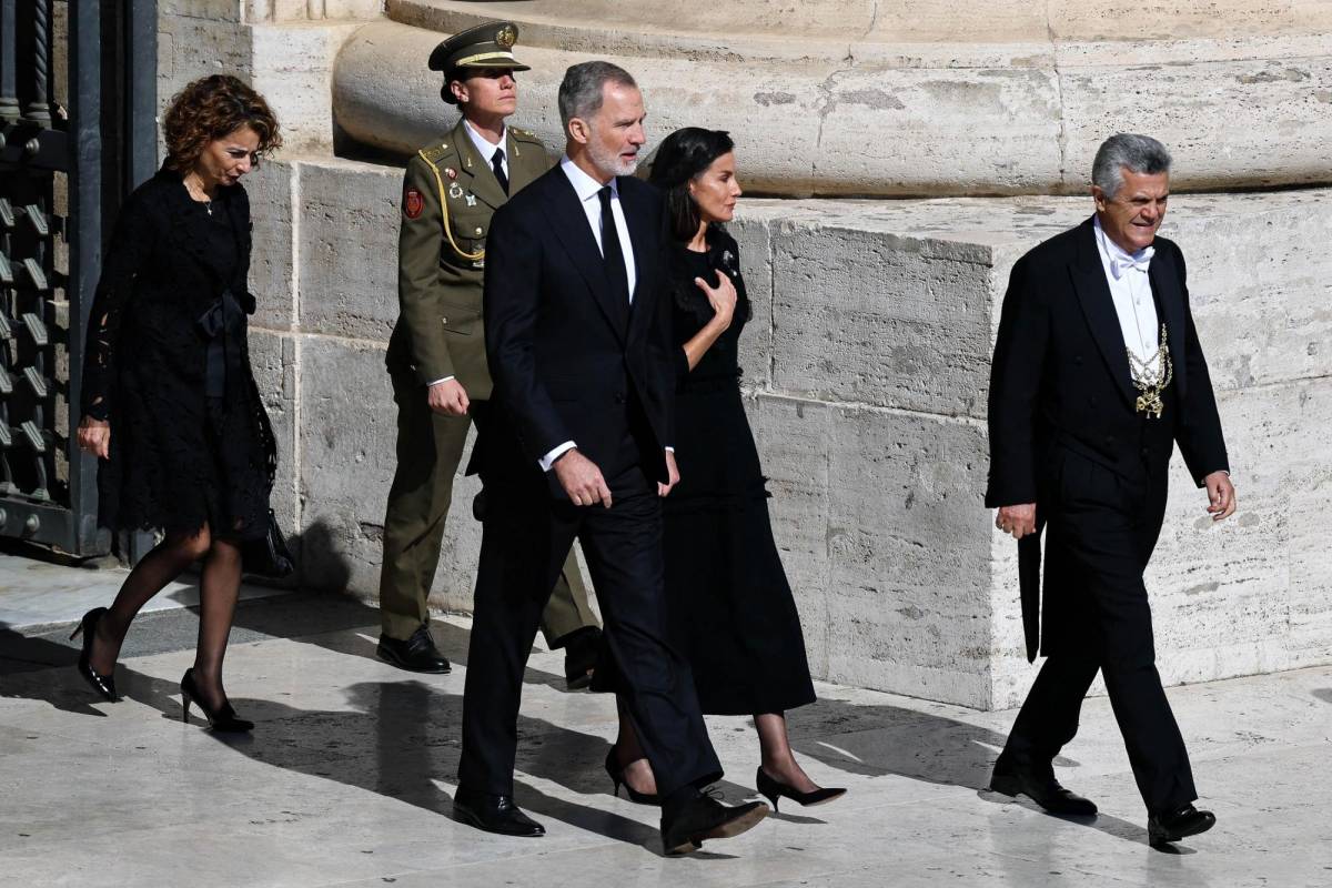 Los reyes llegando a la misa del funeral del Papa. Los reyes llegando a la misa del funeral del Papa.
